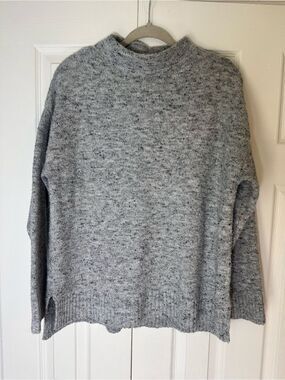 Well Worn Heather Gray Textured Knit Sweater Womens M Relaxed Crewneck Neutral